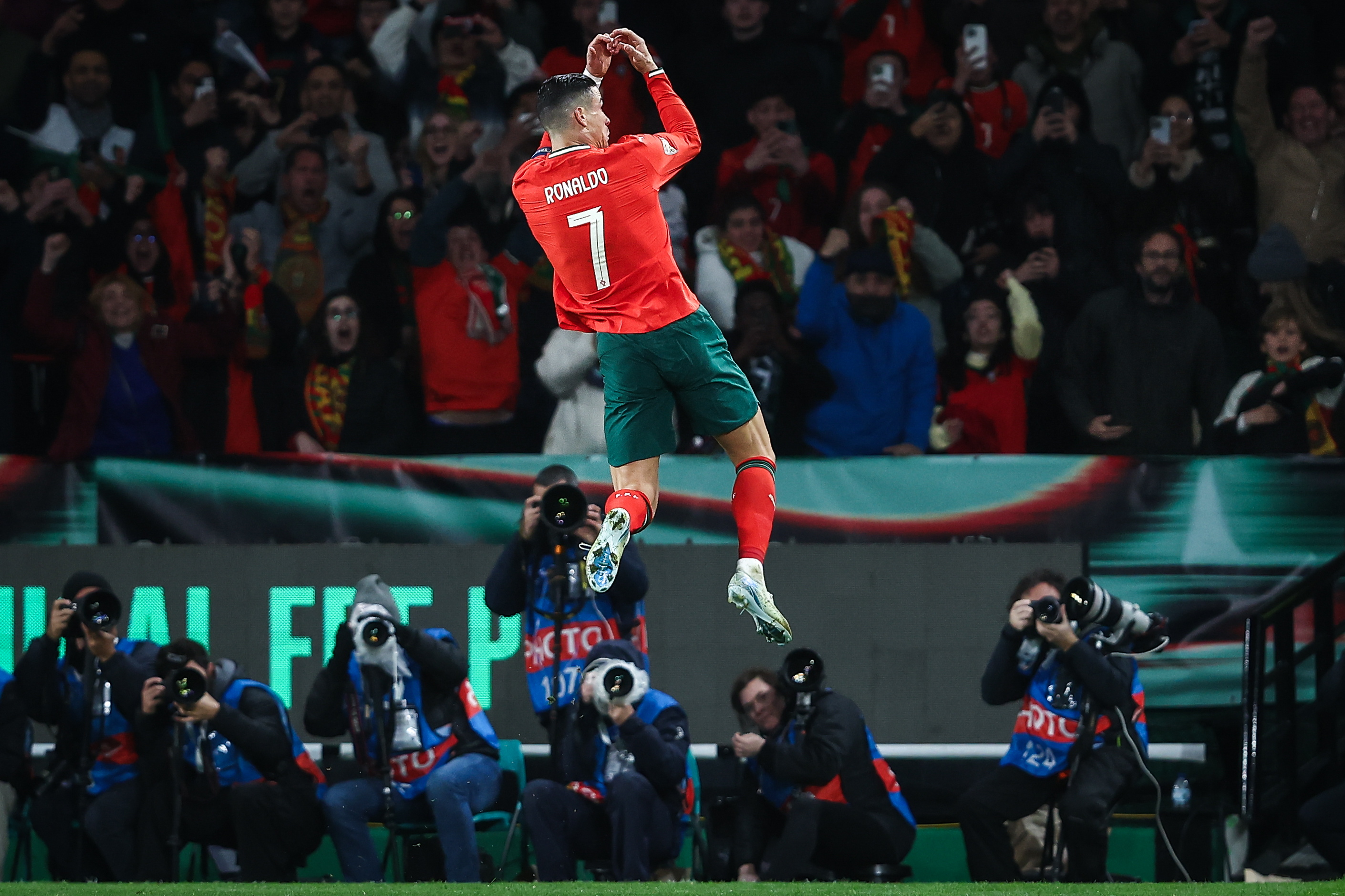 关于西班牙队欧国联成功晋级，欧洲杯气氛渐浓的信息