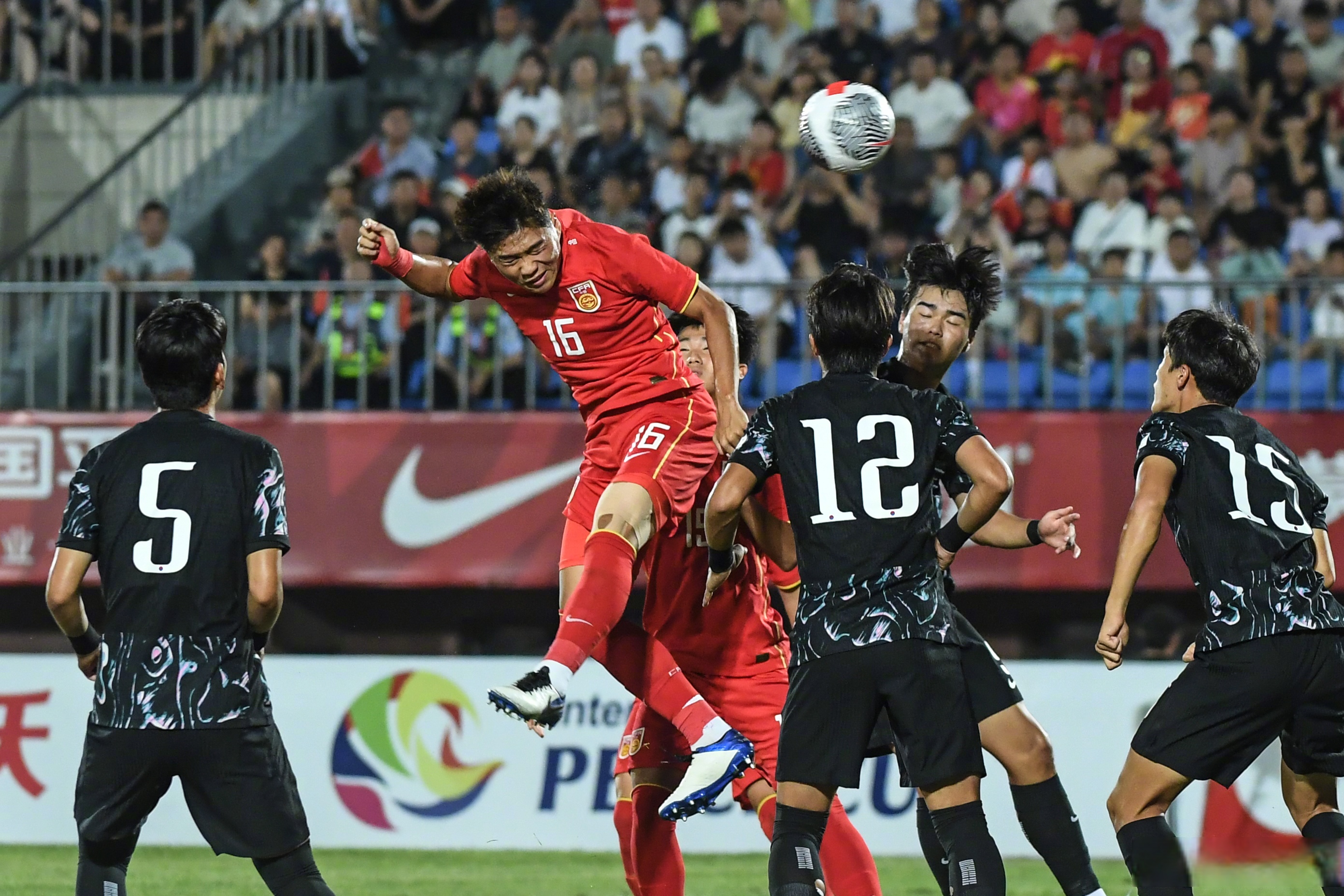 中国足球队备战亚冠赛事，瞄准胜利