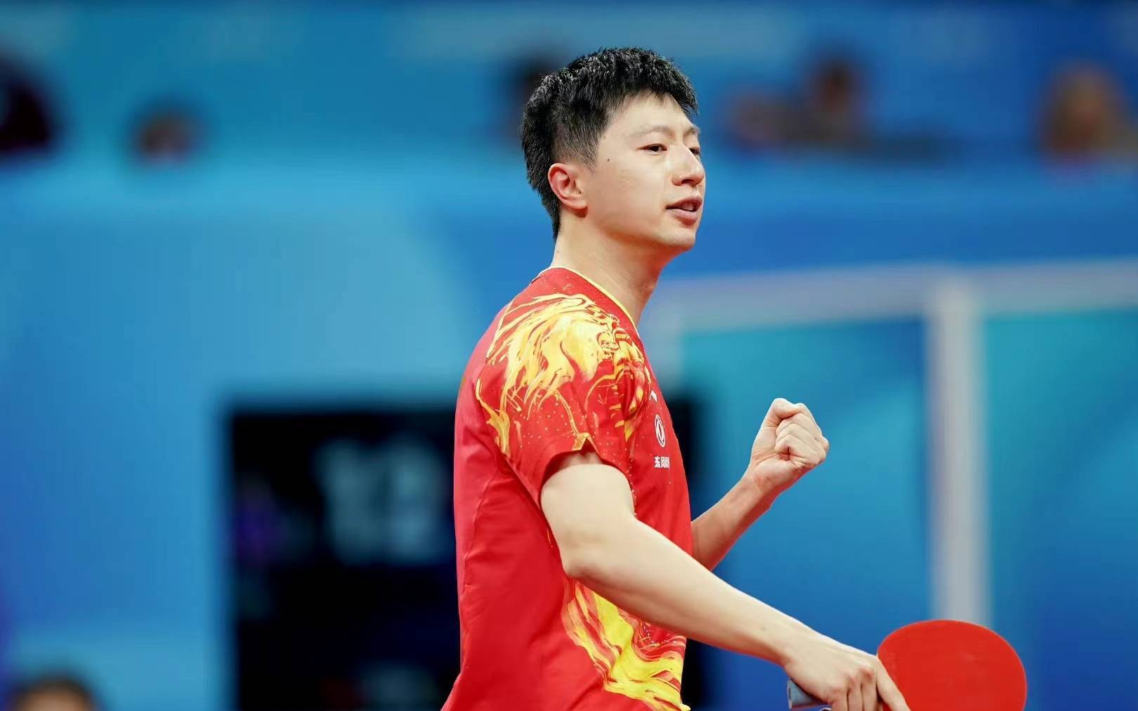 包含施图加特队展现出色实力，轻取对手晋级的词条