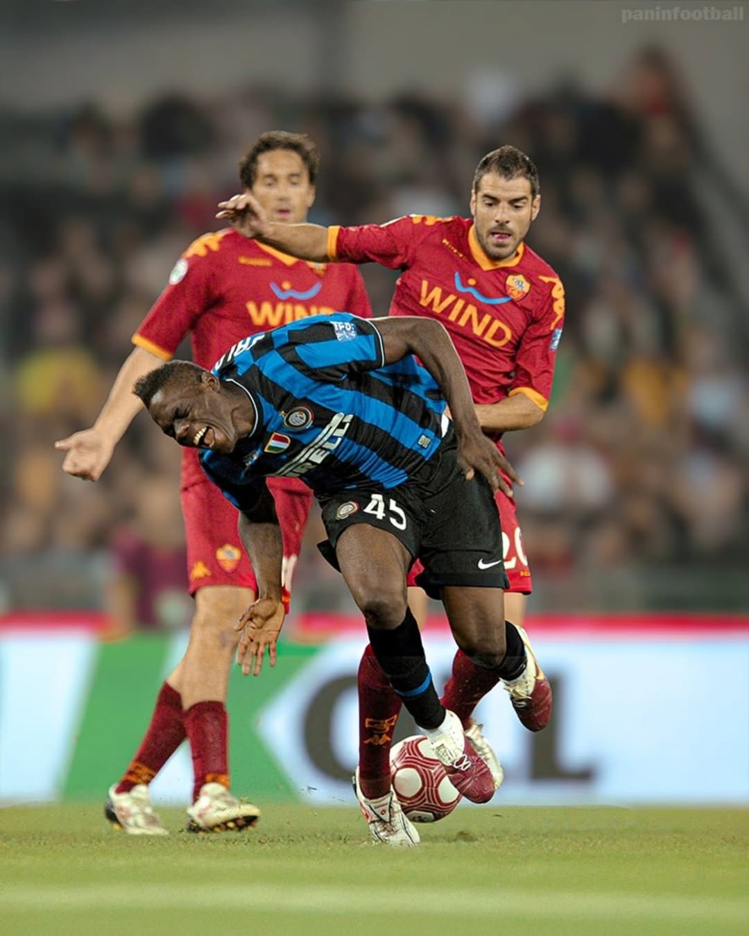 意大利队在比赛中展现出无可阻挡的力量