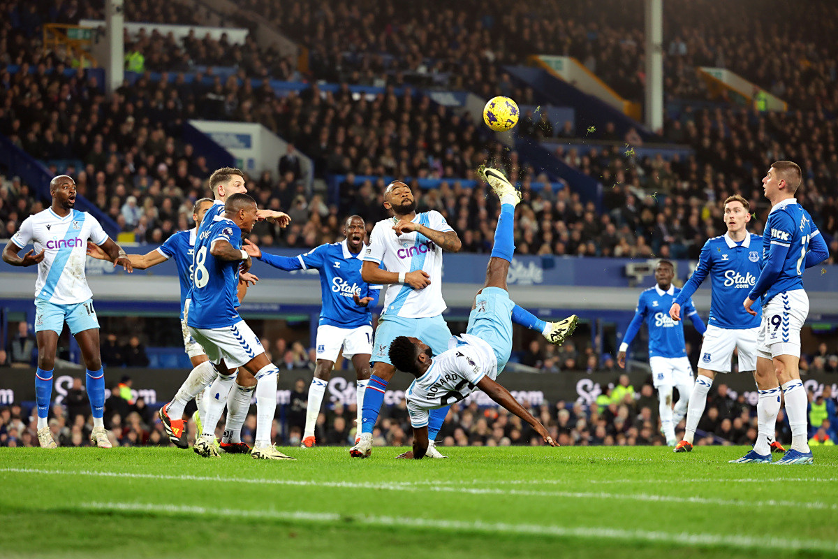 加蓬门将神勇扑救,击溃对手出击 加蓬门将神勇扑救,击溃对手出击