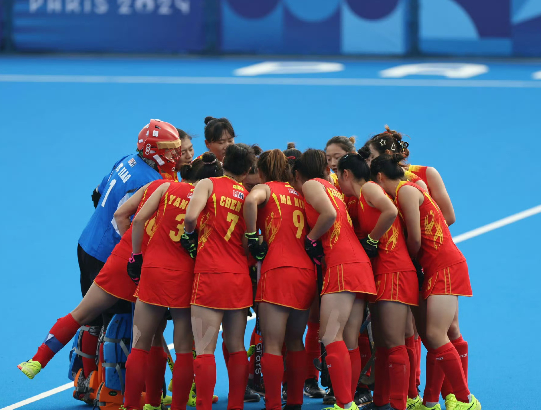 中国女子足球队在比赛场上大放异彩，成功晋级