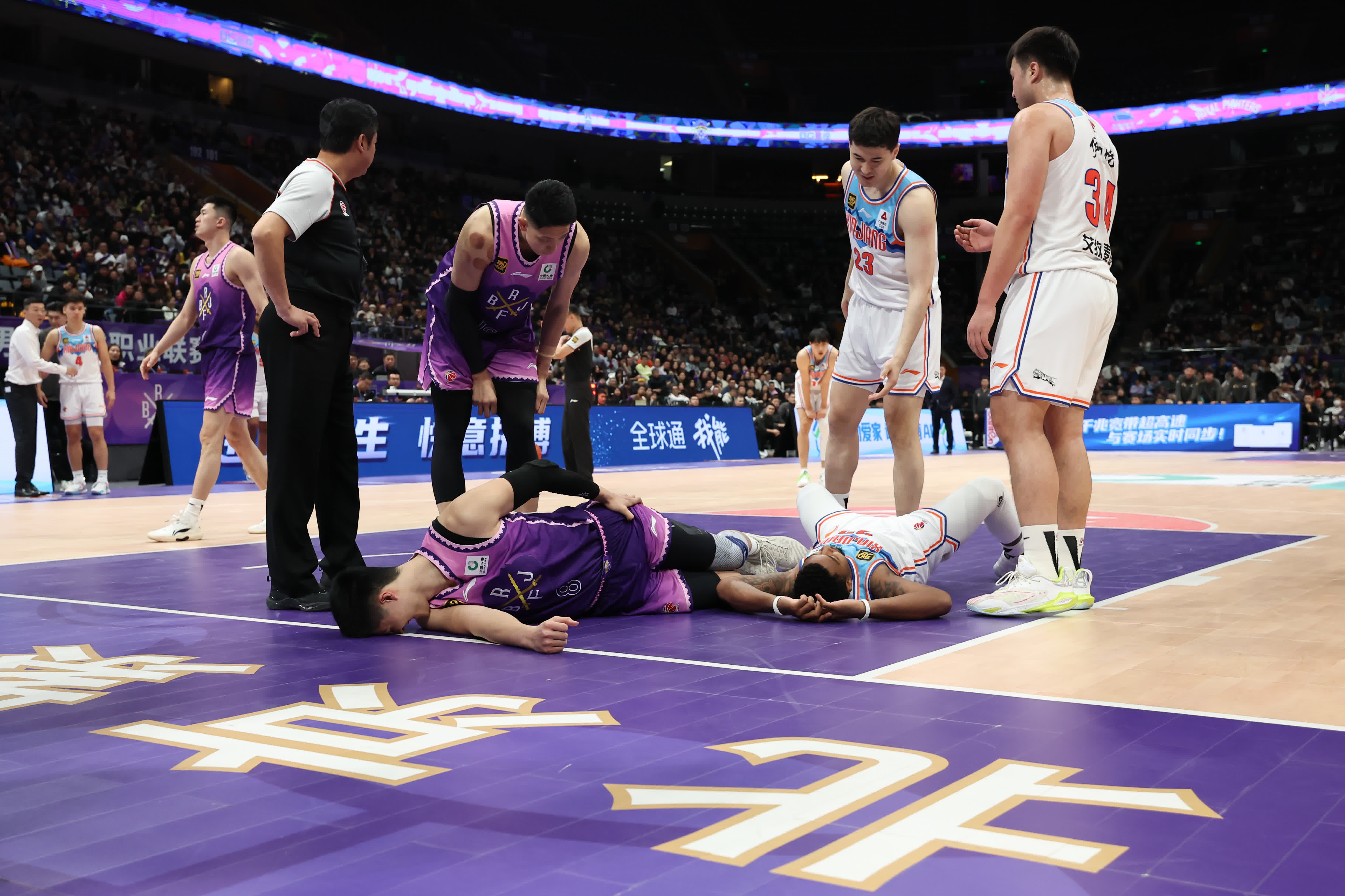 球队防守端再度绷紧，打出稳固防守局面