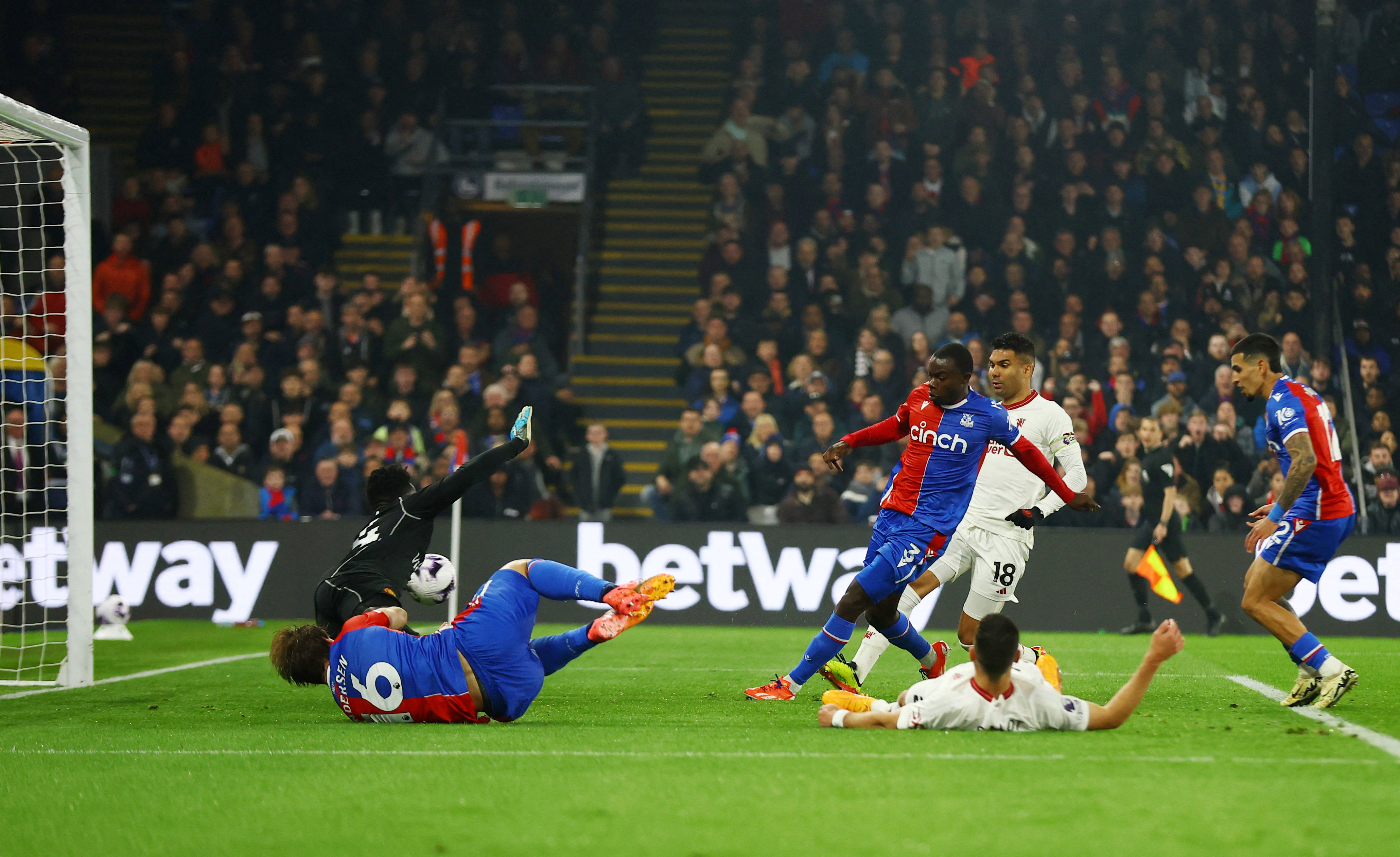 关于曼联完胜水晶宫，继续领跑积分榜的信息