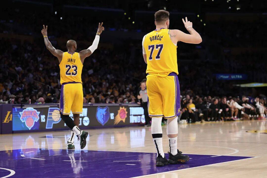 关于湖人新秀琼斯接受训练，球队后卫组合再度强大的信息